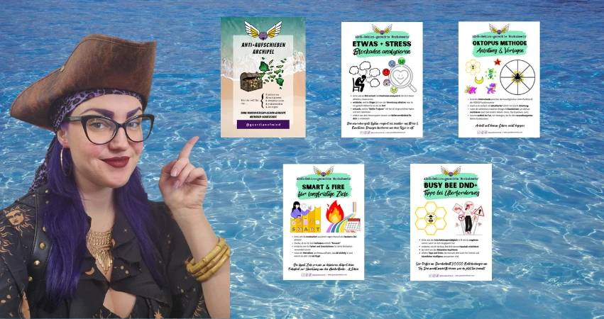 Katharina Schön im Piratenoutfit vor dem Meer, daneben das Archipel-Poster und die Workbooks