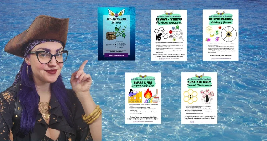 Katharina Schön im Piratenoutfit vor dem Meer, daneben das Archipel-Poster und die Workbooks