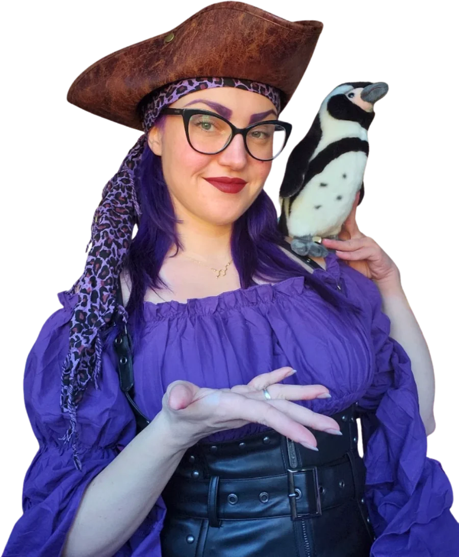 Katharina Schön im Piratenoutfit mit einem Pinguin auf der Schulter