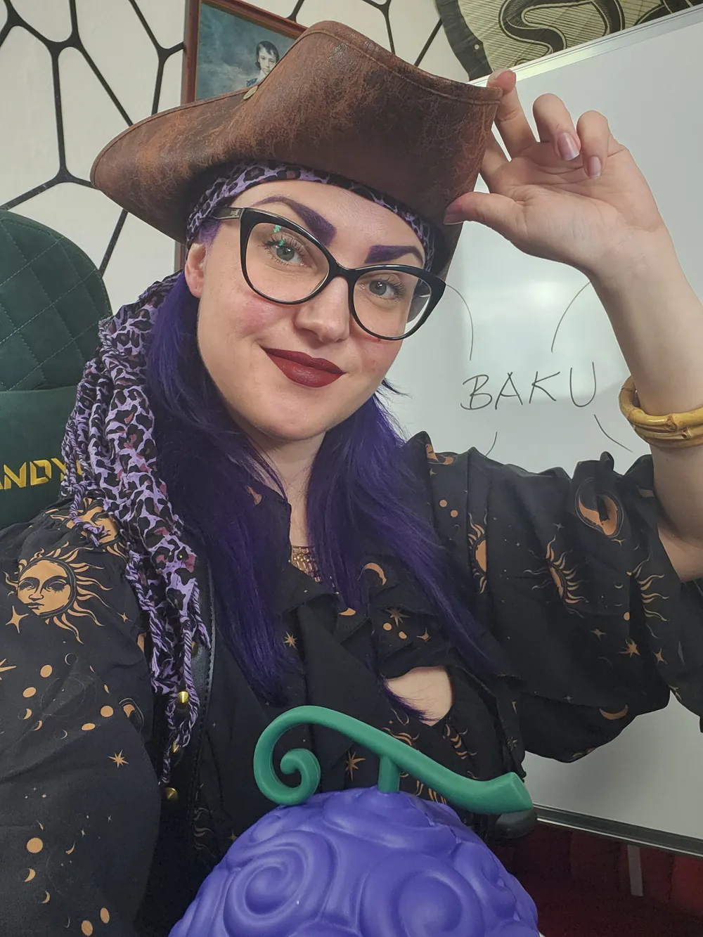 Katharina Schön im Piratenoutfit vor einem Whiteboard mit der Aufschrift BAKU